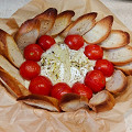 Фотография рецепта Горячая закуска с камамбером и помидорами черри автор Валентина
