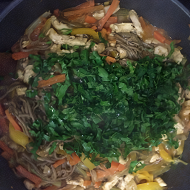 Гречневая лапша с овощами, курицей и зеленью