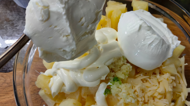 Фото шага рецепта Салат из курицы с ананасом и сыром 175133 шаг 14