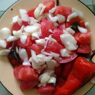 Печеный красный перец с розовыми помидорами и луком по-болгарски