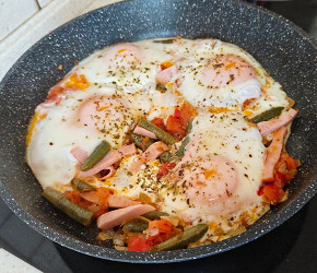 Фотография рецепта Яичница с помидорами и стручковой фасолью
