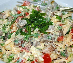Фотография рецепта Мясной слоеный салат с картофелем и сыром