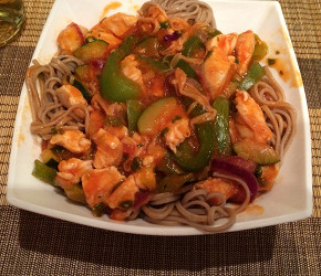 Фотография рецепта Жареная курица с зеленым перцем, зеленым луком и лапшой соба в соусе чили