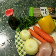 Гречневая лапша с овощами, курицей и зеленью