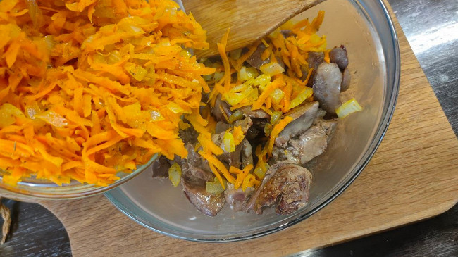 Фото шага рецепта Паштет из куриной печени с овощами и яйцами 174830 шаг 11