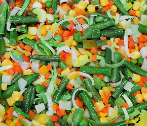 Фотография рецепта Салат из ячменя, кукурузы, зеленой фасоли и козьего сыра