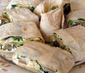 Фотография рецепта Рулет из лаваша с копченой куриной грудкой