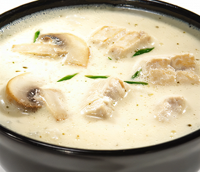 Фотография рецепта Острый суп с курицей, кокосовым молоком и корнем галангала