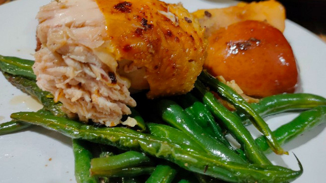 Фото шага рецепта Домашняя курица запеченная с яблоками и гарниром из зеленой фасоли 189448 шаг 18