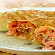 Яичные блинчики с креветками