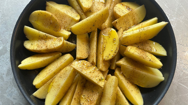 Фото шага рецепта Картофельные дольки в духовке 190010 шаг 7