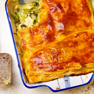 Слоеный пирог с куриным филе, фасолью и сыром