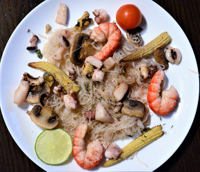 Фотография рецепта Вок из рисовой лапши с морепродуктами, шампиньонами и кукурузой