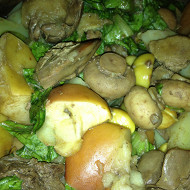 Теплый салат с куриной печенью и каштанами