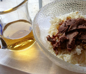 Фотография рецепта Салат из редьки с говядиной и карамелизованным луком