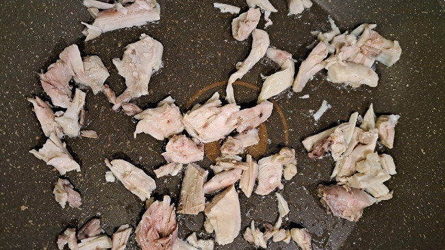 Фото шага рецепта Быстрый завтрак из лаваша и яиц, со шпинатом и куриным мясом 189376 шаг 9