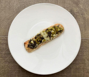 Фотография рецепта Горбуша под сыром и маринованными огурцами