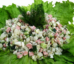 Фотография рецепта Слоеный куриный салат с огурцами и сыром
