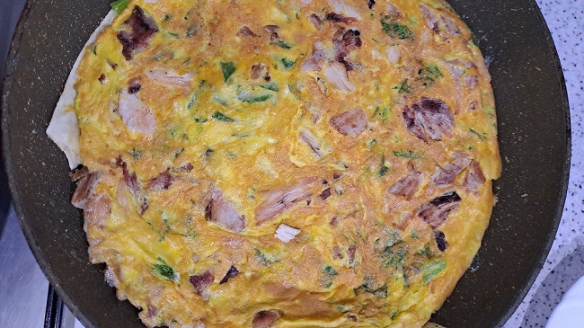 Фото шага рецепта Быстрый завтрак из лаваша и яиц, со шпинатом и куриным мясом 189376 шаг 13