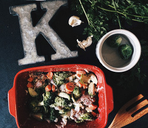 Фотография рецепта Курица, запеченная с брокколи, брюссельской капустой, морковью и пармезаном