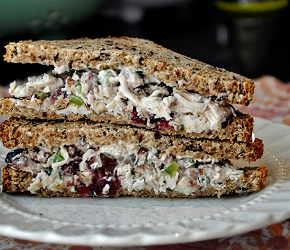 Фотография рецепта Салат из курицы с эстрагоном, орехами пекан и клюквой