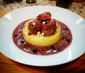 Фотография рецепта Утка, тушенная в красном вине с луком и смородиной