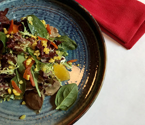 Фотография рецепта Теплый салат с куриной печенью и курагой