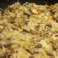Грибы с куриной грудкой в сметане