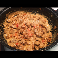Свинина с овощами, тушеная в сливках