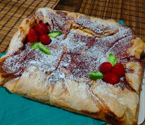 Фотография рецепта Пирог с творогом и клубникой