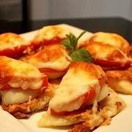 Рыба, запеченная под овощами и сыром