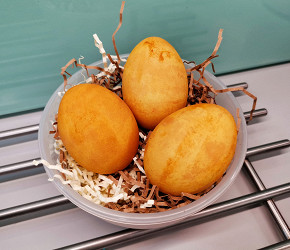 Фотография рецепта Пасхальные яйца, окрашенные куркумой