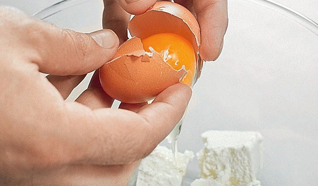 Фото шага рецепта Сырники с кукурузной мукой и вареньем 31209 шаг 1