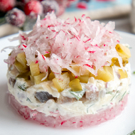 Салат с селедкой, яблоком и редисом