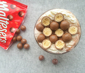 Фотография рецепта Молочный горячий шоколад c конфетами Maltesers