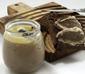 Фотография рецепта Паштет из куриной печени с коньяком и черносливом