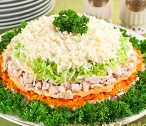 Фотография рецепта Слоеный куриный салат с шампиньонами и луком-пореем