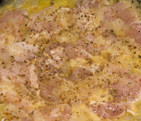 Фотография рецепта Курица с луком и горчичными зернами, тушеная в белом вине