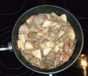 Фотография рецепта Куриная печень тушеная с яблоком и белым вином