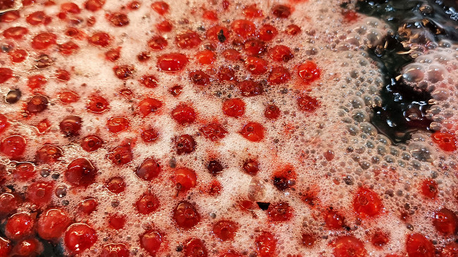 Фото шага рецепта Зимний морс из замороженных ягод 151285 шаг 6