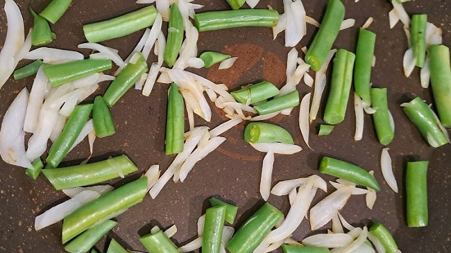Фото шага рецепта Лаваш с творогом, яйцами, сарделькой и овощами на завтрак 190450 шаг 4
