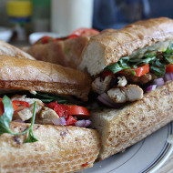 Сэндвич с курицей, помидорами и красным луком
