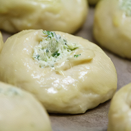 Чесночные булочки с зеленью