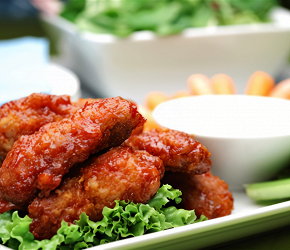 Фотография рецепта Куриные крылышки с чесноком в томатном соусе