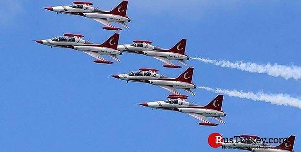 «Турецкие звезды» и SOLOTÜRK совершили показательные полеты