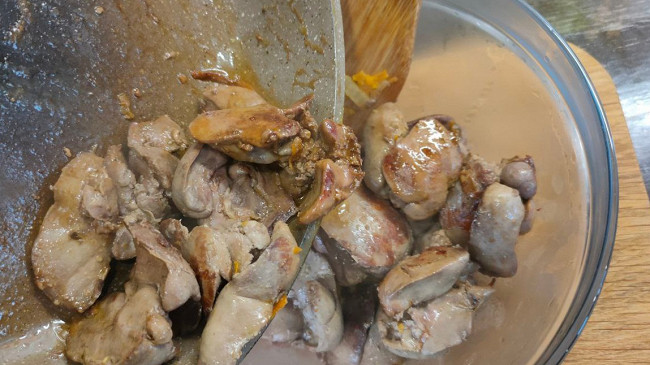 Фото шага рецепта Паштет из куриной печени с овощами и яйцами 174830 шаг 10