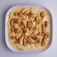 Шарлотка с хрустящей арахисовой пастой