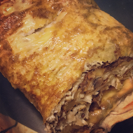 Запеченный рулет из лаваша с курицей и грибами