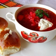Красный борщ с пампушками