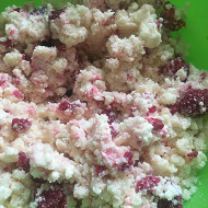 Творожный пирог с малиной и ананасами